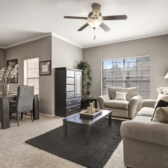 Stoneleigh on May Apartments in Northwest Oklahoma City [Street Address]